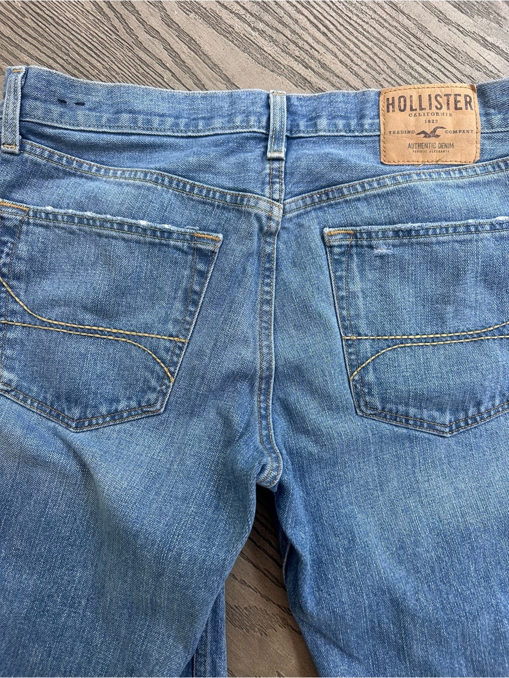 Hollister Men's Light Blue Straight-Leg Jeans Size 32x34 - Picture 5 of 7